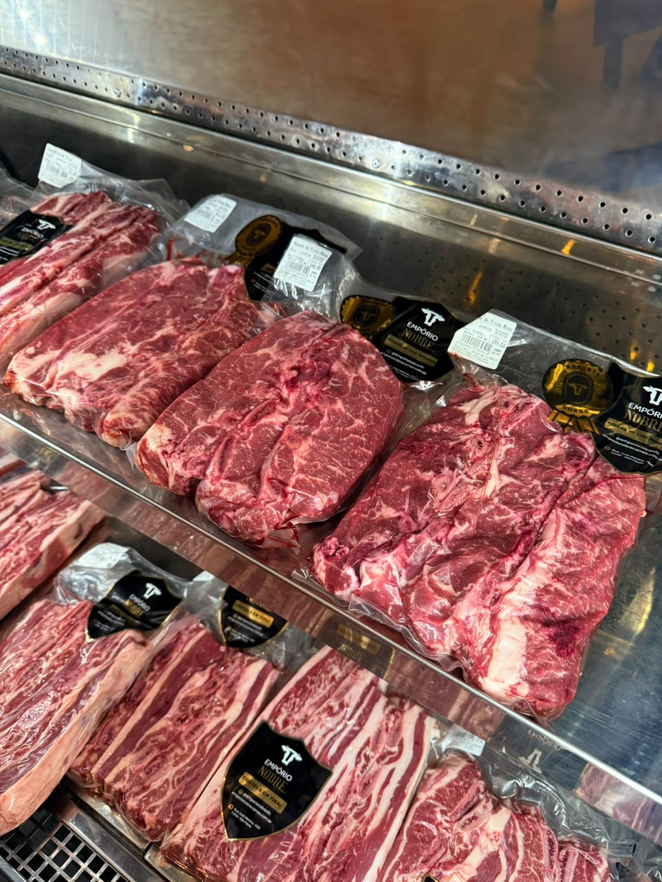 Cortes nobres expostos em boutique de carnes